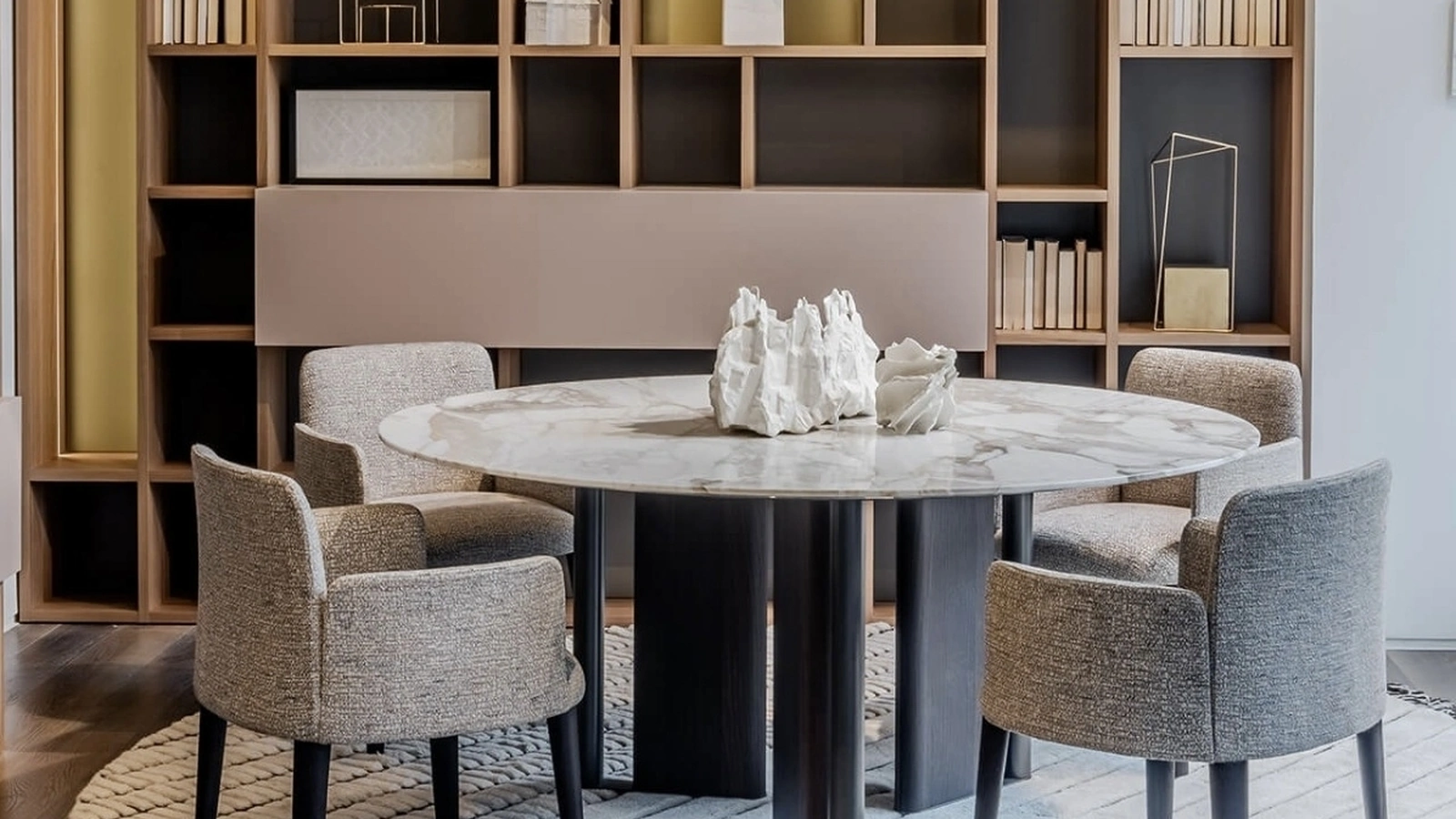 Tavolo In Between con top in marmo di Lema