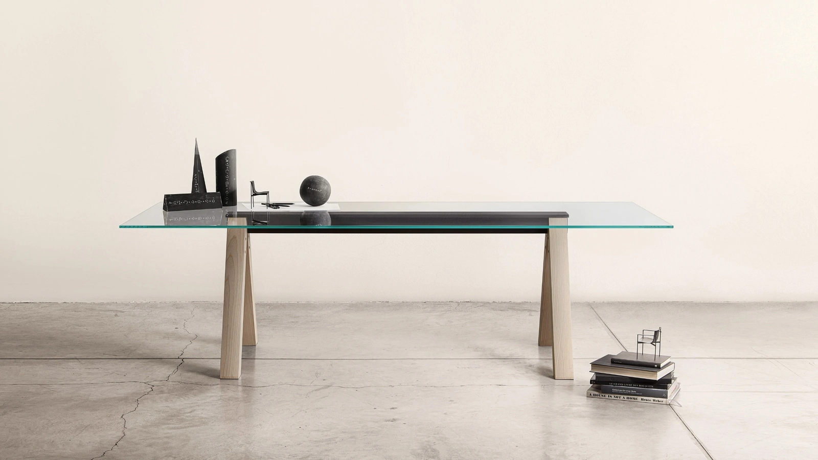 Tavolo rettangolare con top in vetro trasparente e base in Frassino tinto Rovere termotrattato Sesto di Lema