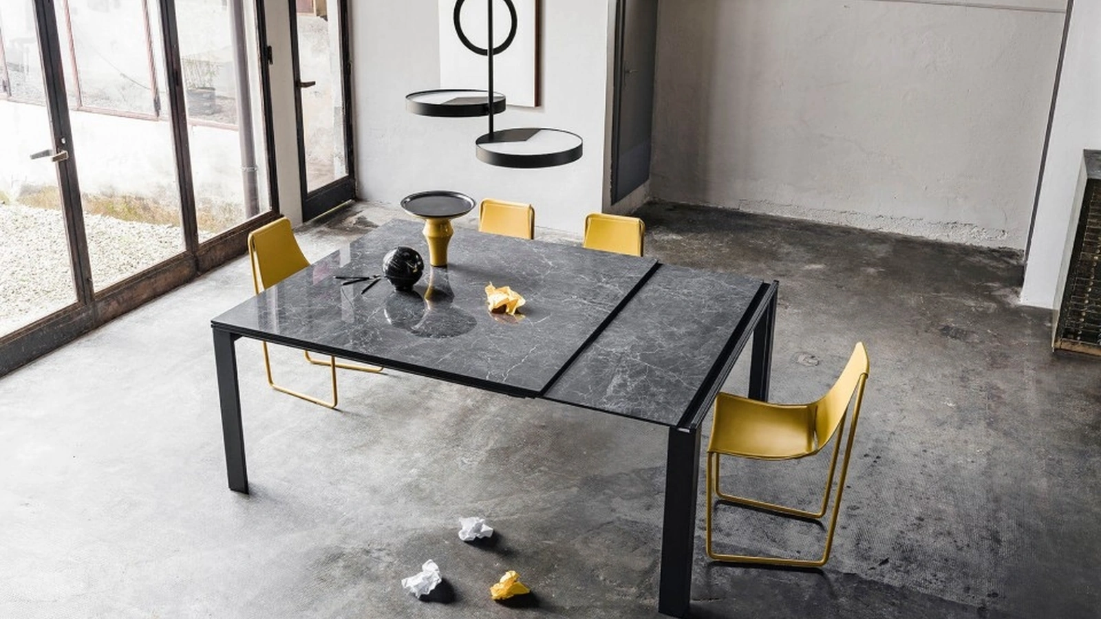 Tavolo Allungabile Marcopolo con top in cristalceramica e base in metallo verniciato di Midj