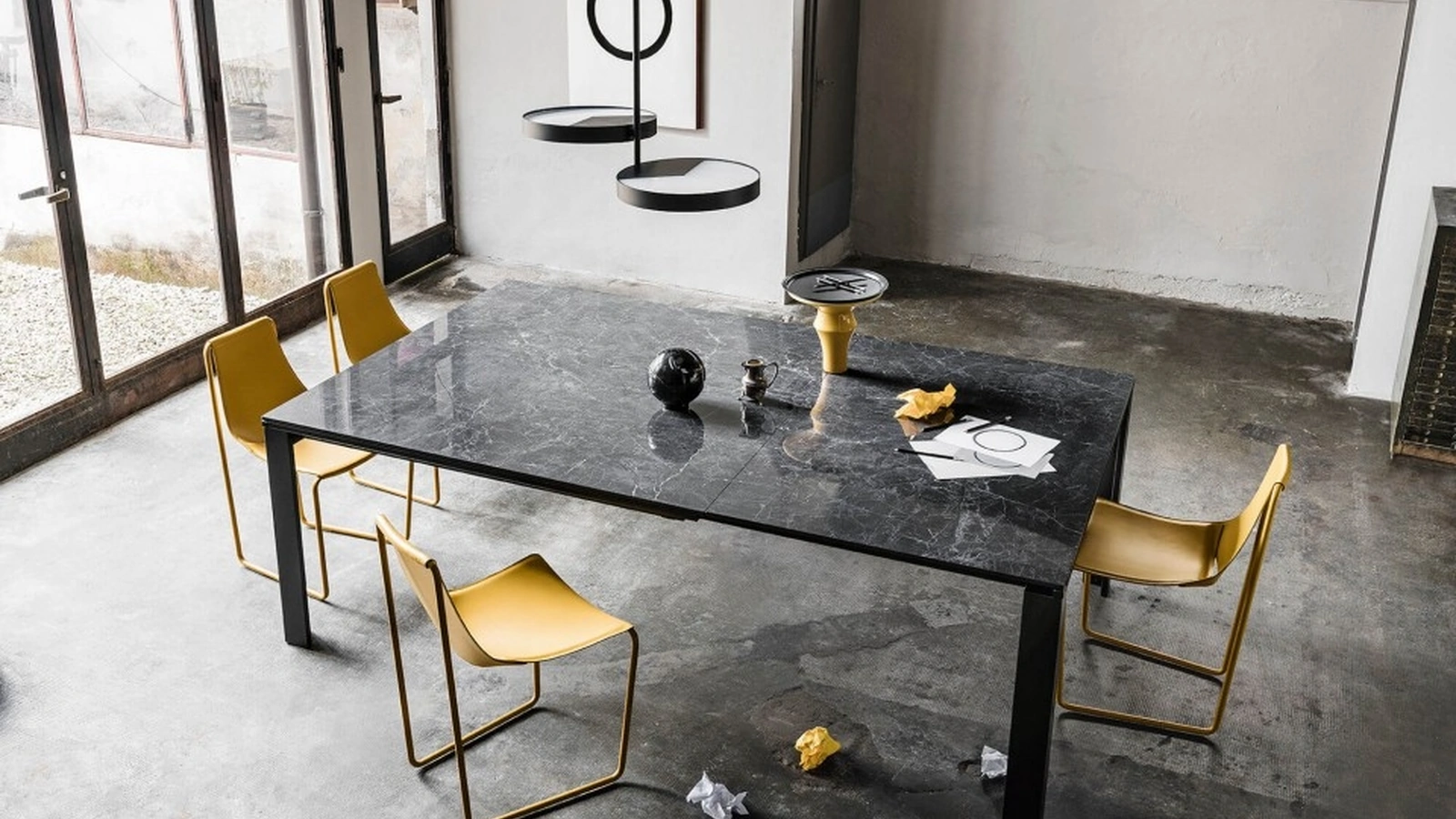 Tavolo Allungabile Marcopolo con top in cristalceramica e base in metallo verniciato di Midj