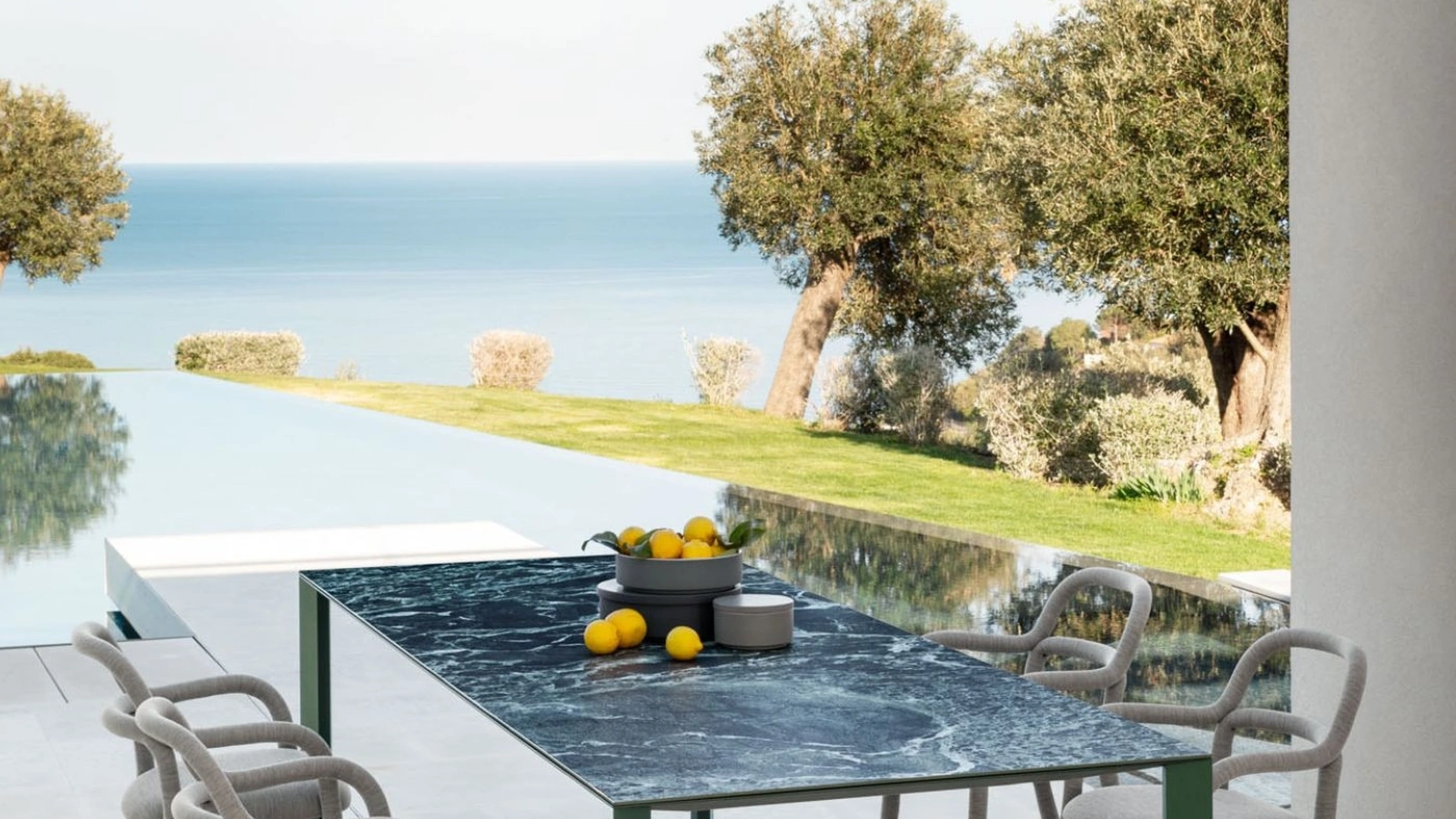 Tavolo Akashi in ceramica di Midj