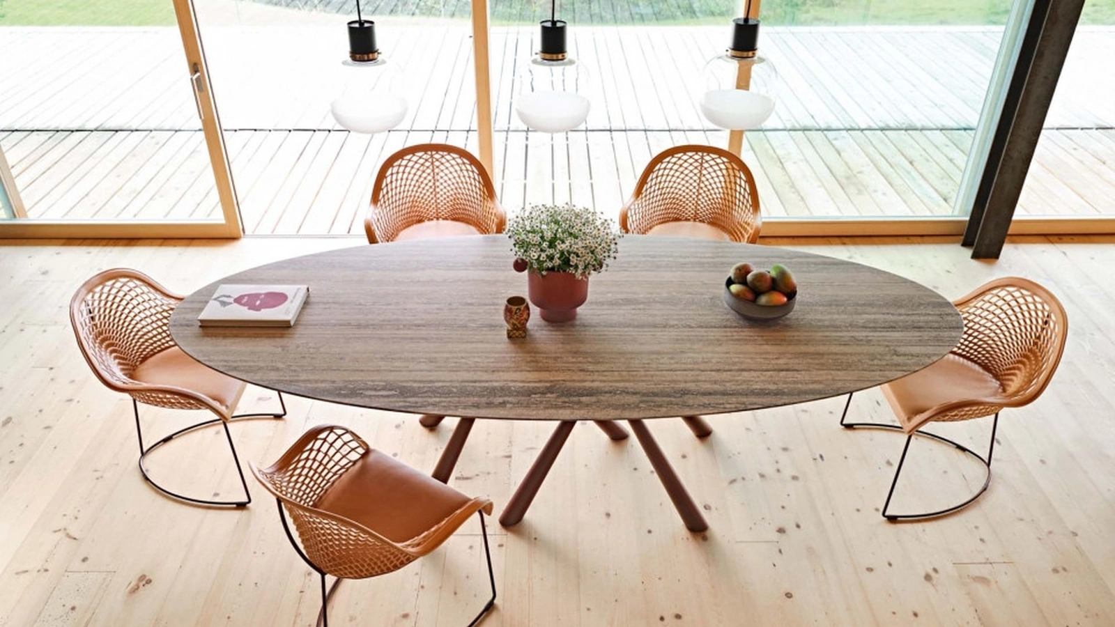 Tavolo Forest Ovale con top in cristalceramica e base in metallo di Midj