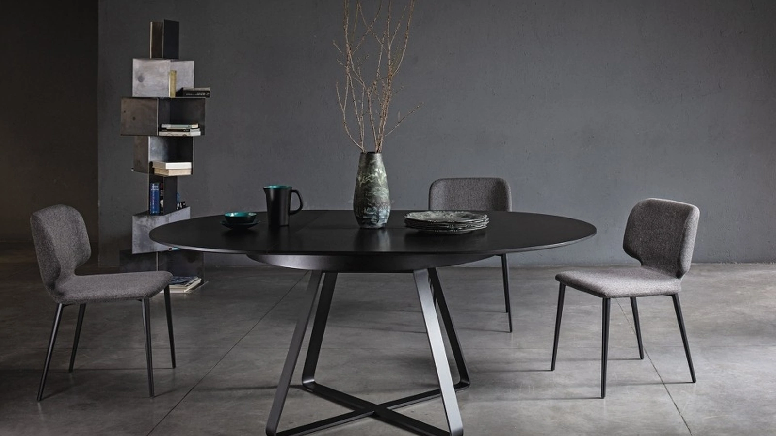 Tavolo allungabile Paul tondo con top in impiallacciato di frassino tinto Nero di Midj