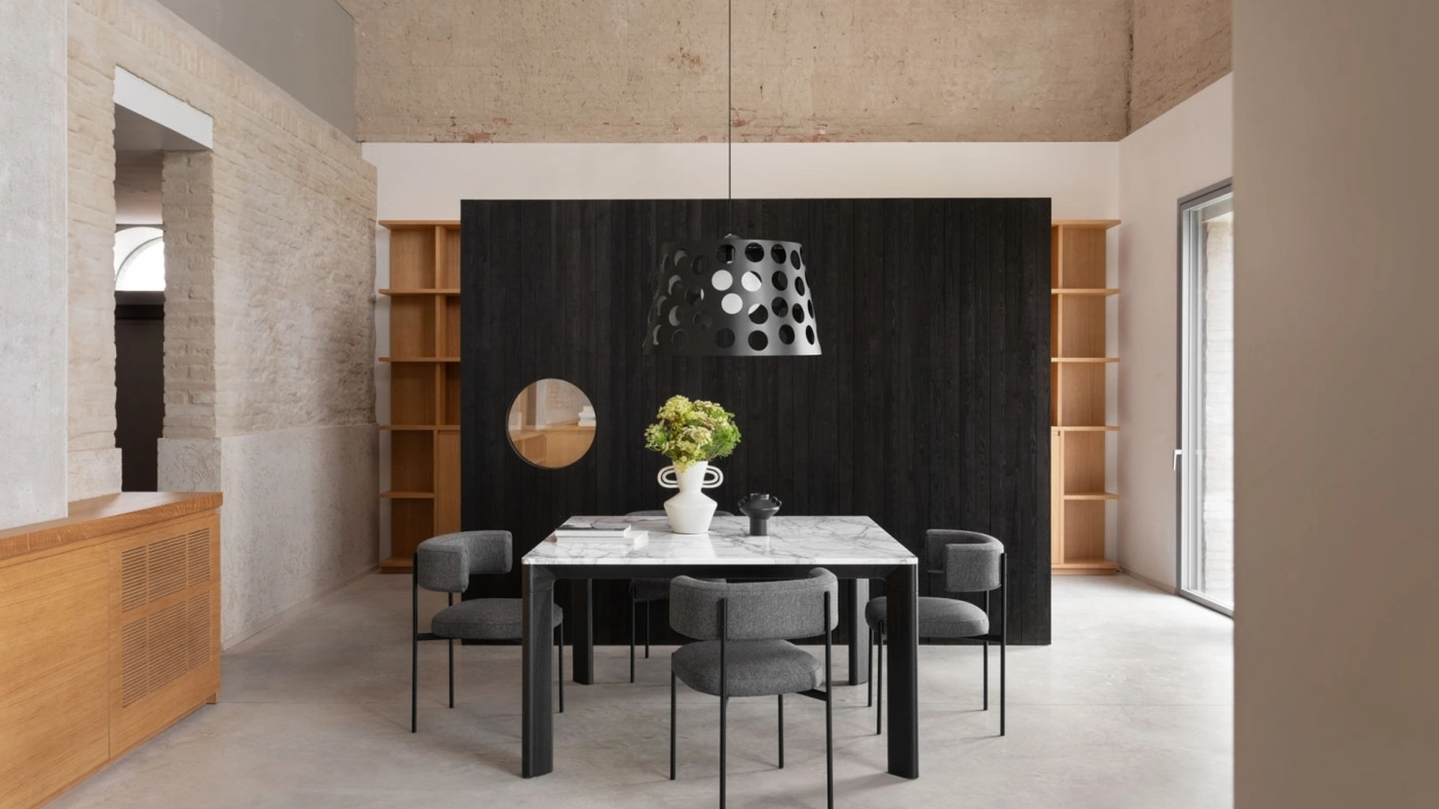 Tavolo Planum con top in marmo e gambe in legno di Midj