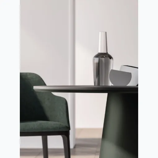 Tavolo rotondo Koni con top in melaminico materico Carbone di Orme