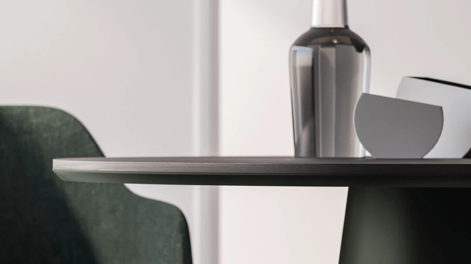 Tavolo rotondo Koni con top in melaminico materico Carbone di Orme