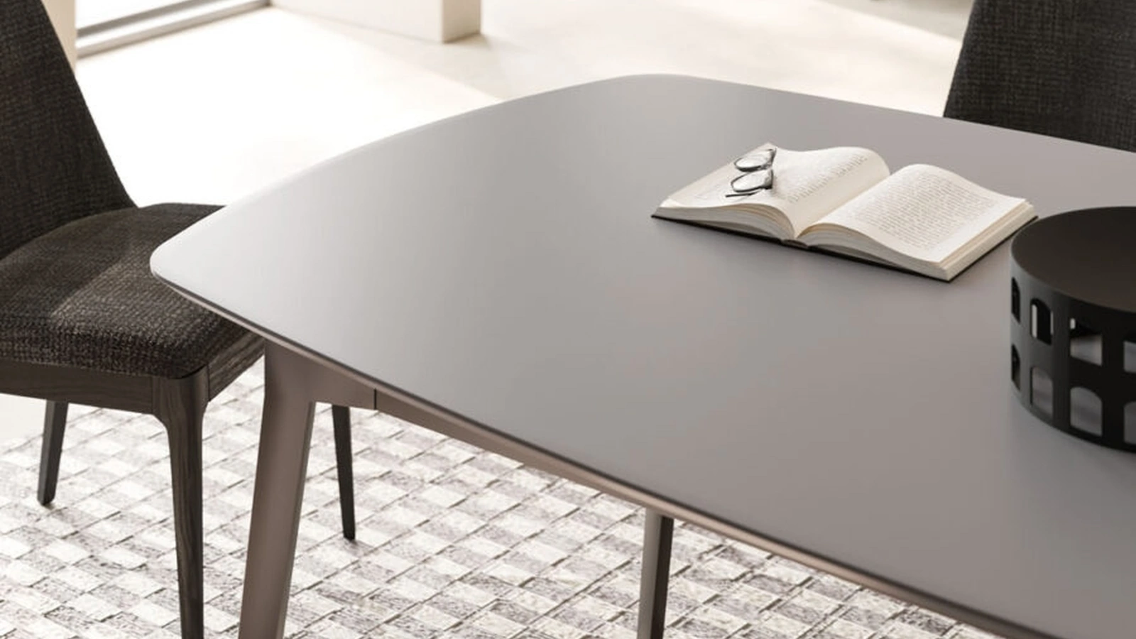 Tavolo Luis con top in laccato opaco Artico di Orme