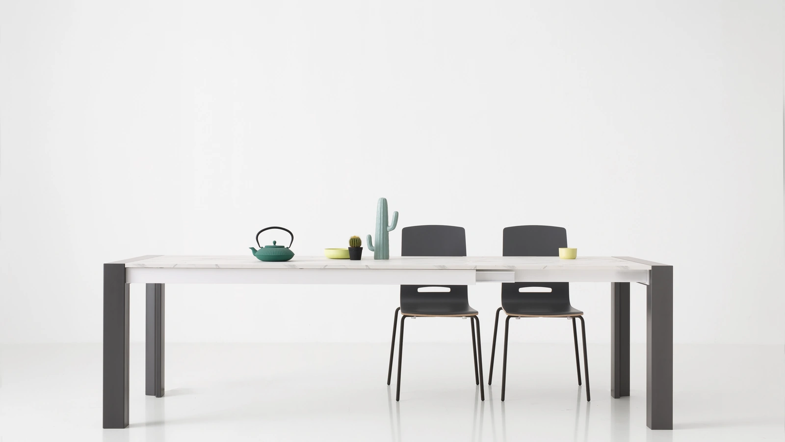 Tavolo allungabile Milano con top laminato effetto marmo e gambe verniciate finitura piombodi Pointhouse